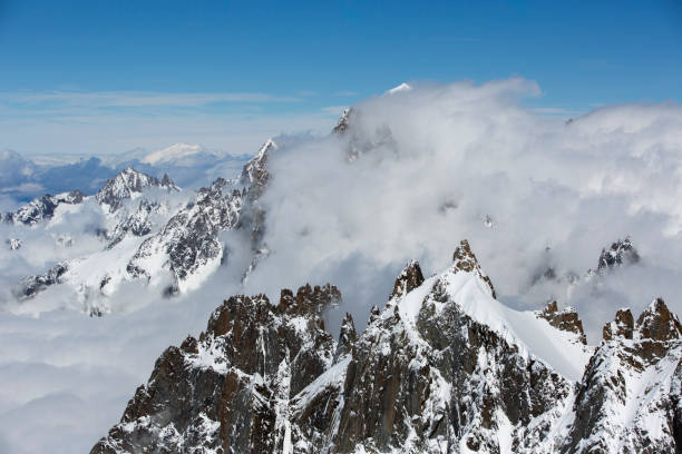 монблан во французских альпах - mont blanc ski slope european alps mountain range стоковые фото и изображения