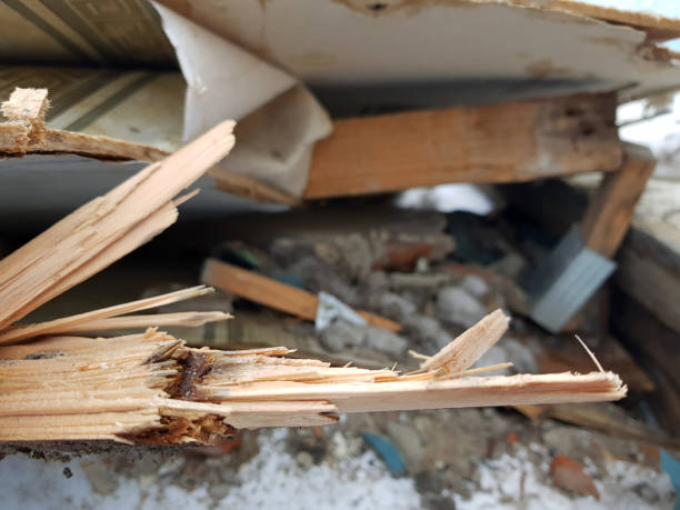 istock old boards, repair and construction waste 1132370476
