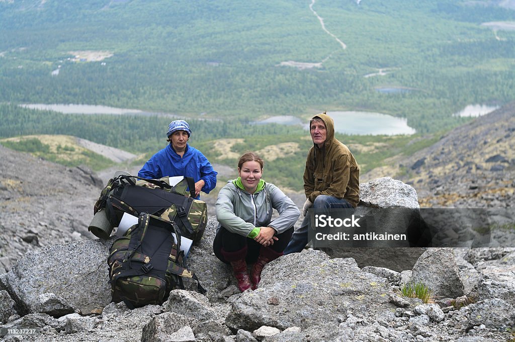 Группы туристов в горах с knapsacks - Стоковые фото Группа людей роялти-фри