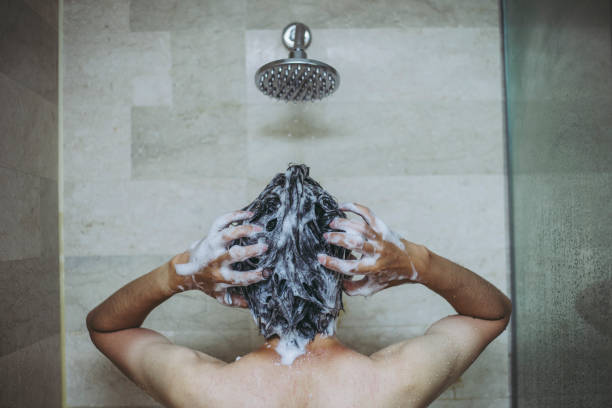 シャワーと男性 - shampoo ストックフォトと画像
