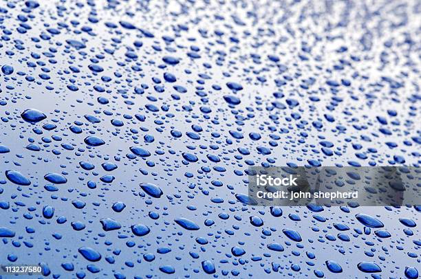 Raindrops En Metalic Carrocería Foto de stock y más banco de imágenes de Abstracto - Abstracto, Agua, Azul
