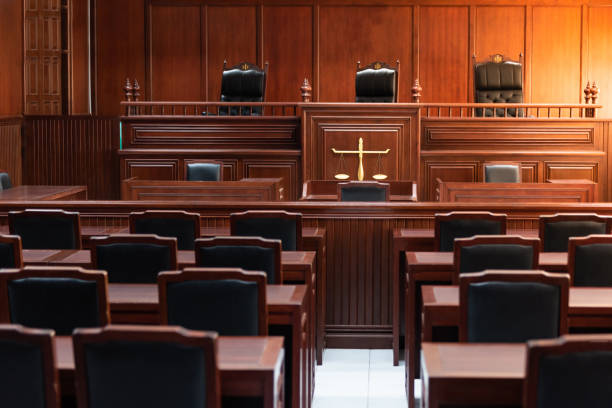 mesa de madera roja y silla roja en la corte de justicia - proceso judicial fotografías e imágenes de stock