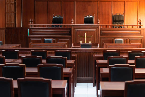 красный деревянный стол и красное кресло в суде - суд стоковые фото и изображения