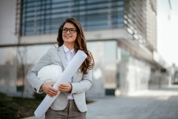 bizneswoman, architekt, blueprint, inżynier. kobieta biznesu z projektem - architect construction engineer standing zdjęcia i obrazy z banku zdjęć