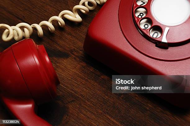 Red Retro Telefon Stockfoto und mehr Bilder von Abgehobenes Telefon - Abgehobenes Telefon, Farbbild, Fotografie