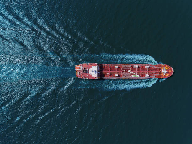 vista aerea in alto petroliera trasporto di petrolio dalla raffineria con bella onda sul mare. - petroliera nave cisterna foto e immagini stock