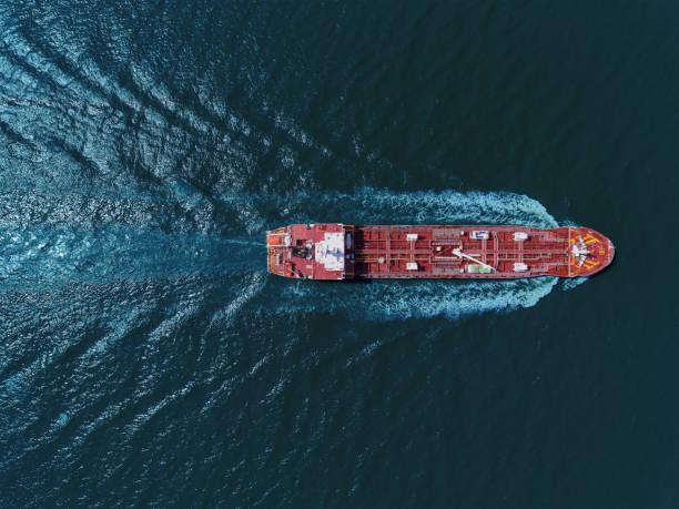 海の上の美しい波と製油所からの空中上面ビューオイルタンカー船輸送油。 - oil tanker 写真 ストックフォトと画像