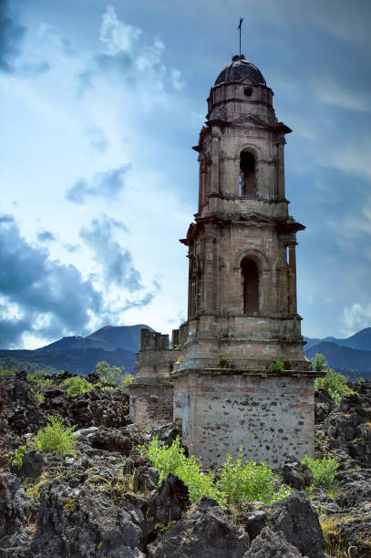 san juan parangaricutiro, michoacan, mexique.  village détruit lors de la formation du volcan parícutin en 1943 - uruapan photos et images de collection