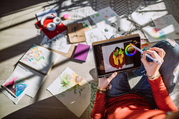 giovane artista femminile che realizza nuovi disegni - stili foto e immagini stock