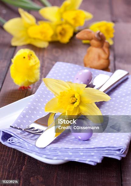 Foto de Configuração Com Narciso e mais fotos de stock de Banquete - Banquete, Botar a Mesa, Branco