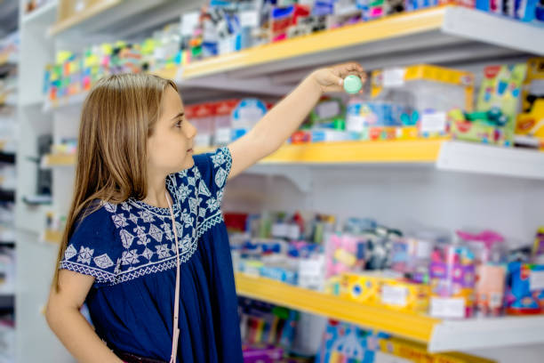 istock Child girl shopping 1132392827