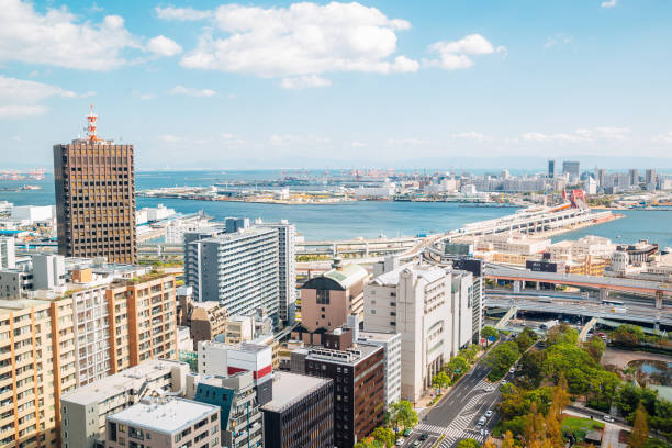 puerto de kobe y paisaje urbano de la plataforma de observación del pasillo de ciudad de kobe en japón - chuo ward fotografías e imágenes de stock