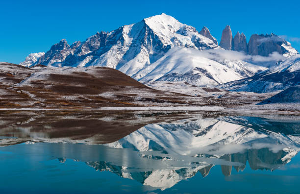 torres del paine reflektion in patagonien, chile - magallanes y antartica chilena region stock-fotos und bilder