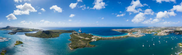 キュラソー島のスペインのウォーターズ湾とカリブ海の空中パノラマビュー - beach sea landscape curacao ストックフォトと画像