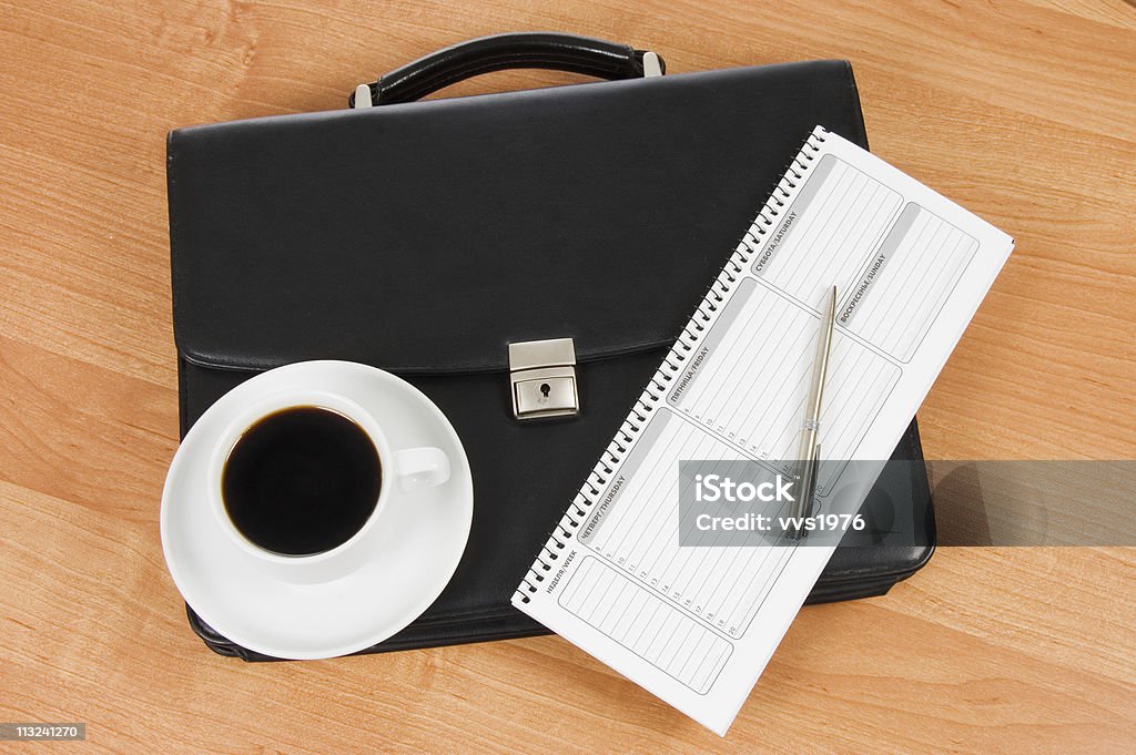 Portefeuille noir et du café sur la table - Photo de Accessoire libre de droits