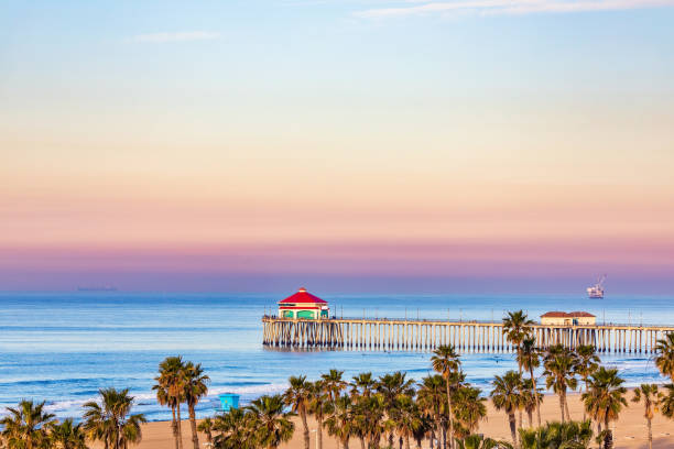 huntington beach pier bei sonnenaufgang. - orange county california beach stock-fotos und bilder