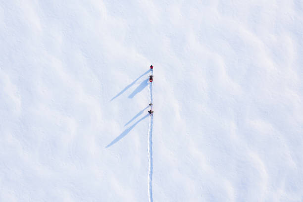 vista aérea familia snowshoeing al aire libre en invierno después de tormenta de nieve - copy space snow blizzard storm fotografías e imágenes de stock