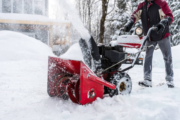 homme aîné utilisant le souffleur de neige après une tempête de neige - removing photos et images de collection