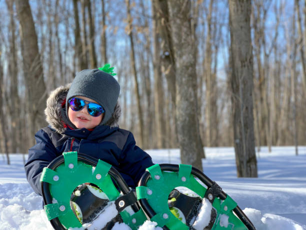 chłopiec dziecko rakiety śnieżne na zewnątrz w zimie po śnieżycy - snowshoeing snowshoe child winter zdjęcia i obrazy z banku zdjęć