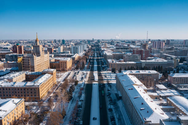 luft; trockener panoramablick auf tscheljabinsk schneecityscape - smog city pollution town stock-fotos und bilder