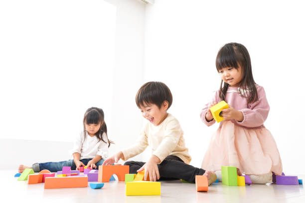 ブロックで遊んでいる子供たち - playful ストックフォトと画像