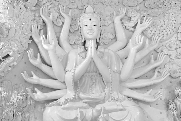 biała statua guanyin w tajlandii. - quan yin zdjęcia i obrazy z banku zdjęć