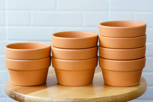 Empty rough ceramic brown flower pot isolated on white background Empty rough ceramic brown flower pot isolated on white background 陶器 stock pictures, royalty-free photos & images