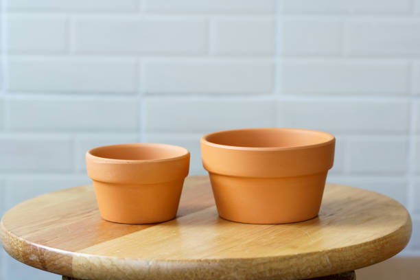 Empty rough ceramic brown flower pot isolated on white background Empty rough ceramic brown flower pot isolated on white background 陶器 stock pictures, royalty-free photos & images