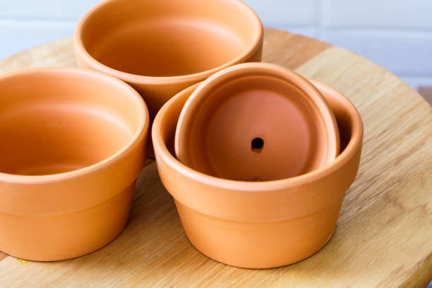 Empty rough ceramic brown flower pot isolated on white background Empty rough ceramic brown flower pot isolated on white background 陶器 stock pictures, royalty-free photos & images