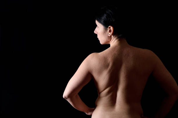 중간 나이 든 여자의 뒤에 - body women naked beauty 뉴스 사진 이미지