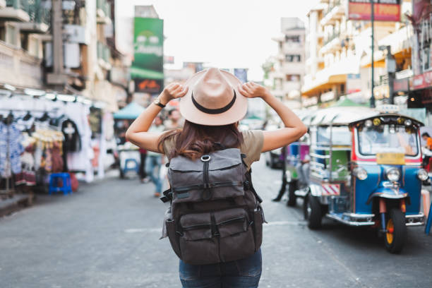 back view mujer asiática turista mochilero viaje en khao san road, bangkok, tailandia - viaje fotografías e imágenes de stock