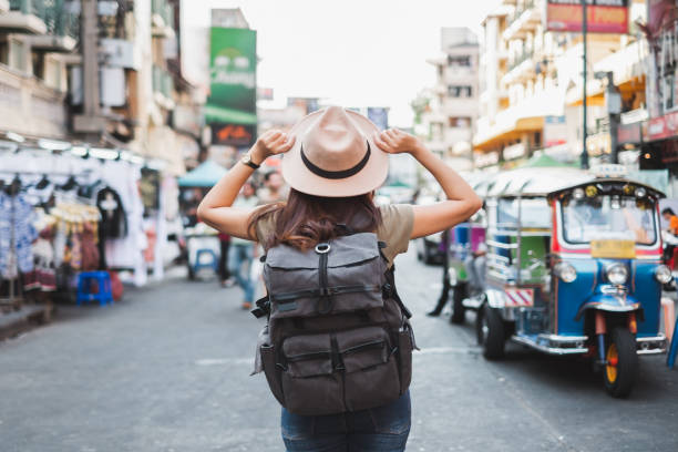 back view mujer asiática turista mochilero viaje en khao san road, bangkok, tailandia - tailandia fotografías e imágenes de stock