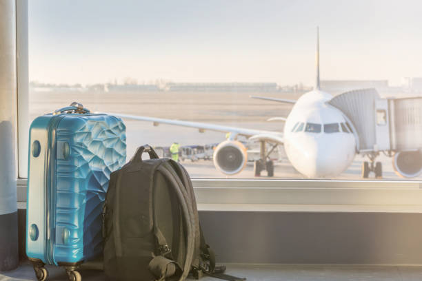 bagagem na frente de um avião no aeroporto - mass transport - fotografias e filmes do acervo