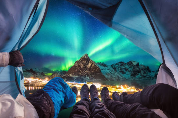 el grupo de escalador está dentro de acampar con la aurora boreal sobre la montaña - lofoten fotografías e imágenes de stock