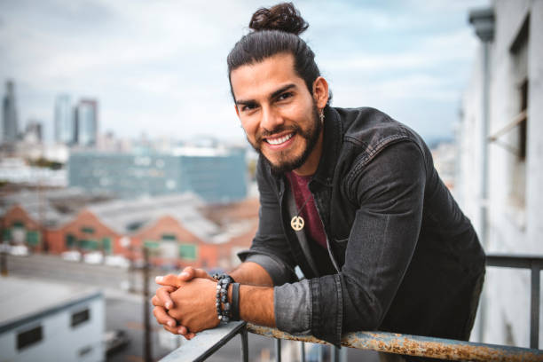 retrato de un hombre latino sonriendo y mirando en cámara - men latin american and hispanic ethnicity young men smiling fotografías e imágenes de stock