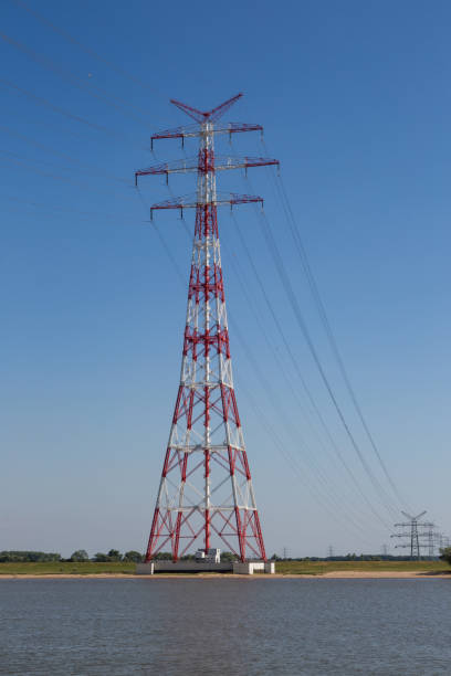 lignes de transport d'électricité à hetlingen à la rivière elbe - north sea audio photos et images de collection