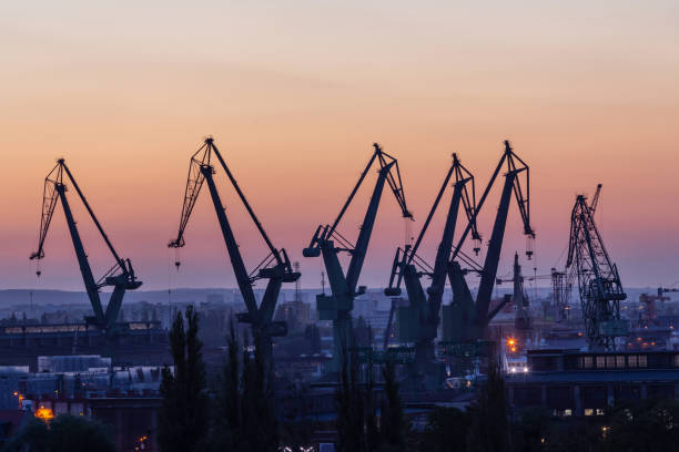 gdansk, polonya. liman vinçleri siluetleri - gdansk stok fotoğraflar ve resimler