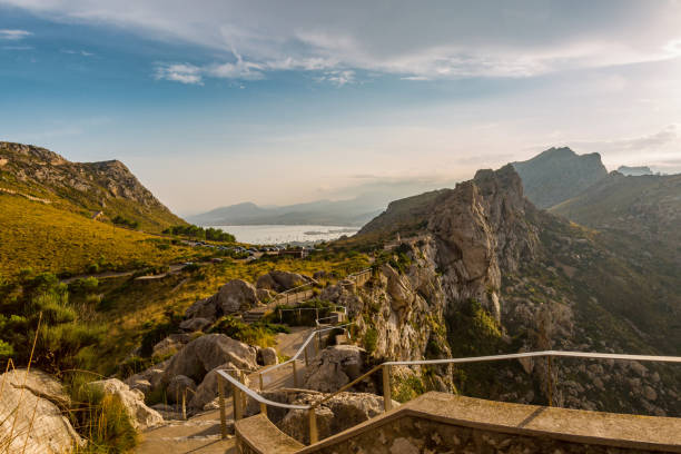 vista sulla costa fino alla baia di alcudia - mountain looking at view beach cliff foto e immagini stock