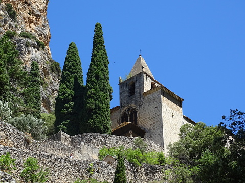 The Notre-Dame de Beauvoir chapel in Moustiers-Sainte-Marie, in the French Provence on the edge of the Alps, has been included in the list of monuments of France and is worth seeing as well as the rest of the place. This is also shown by the number of tourists.