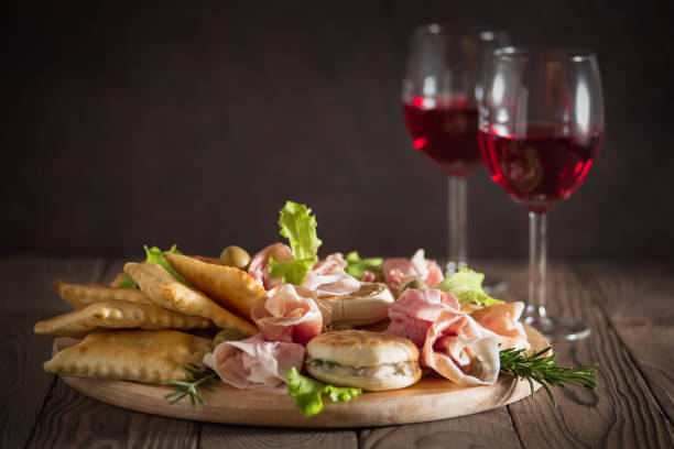 italienischer aperitif - gnocco fritto stock-fotos und bilder