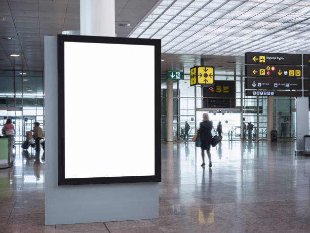 mock up banner media indoor airport informations de signalisation avec les personnes marchant - terminal aéroportuaire photos et images de collection