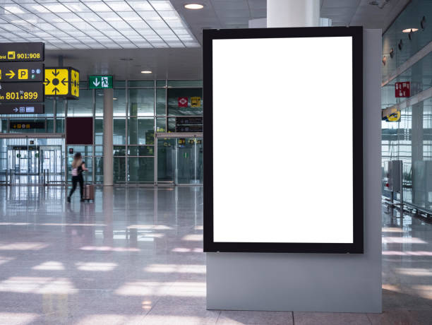 maqueta de banner media interior aeropuerto información de señalización con personas caminando - airport sign fotografías e imágenes de stock