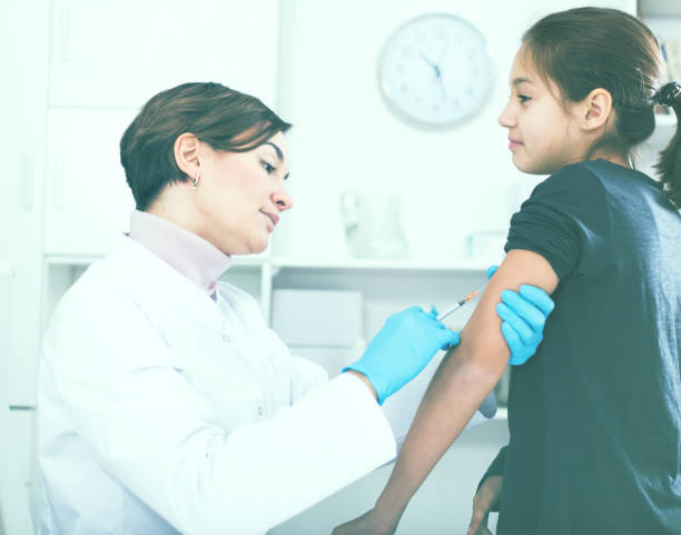 istock Doctor makes injection girl 1132462551