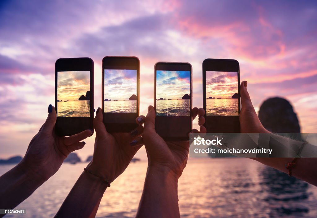 Vier Hände mit Handy fotografieren - Lizenzfrei Smartphone Stock-Foto