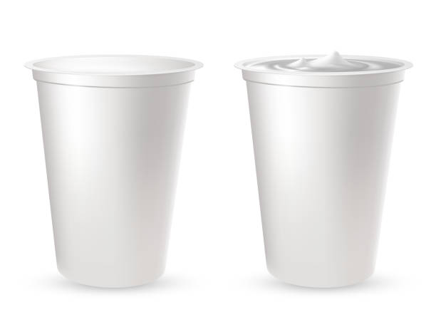 реалистичные пластиковые пакеты для йогурта. 3d вектор. - can disposable cup blank container stock illustrations