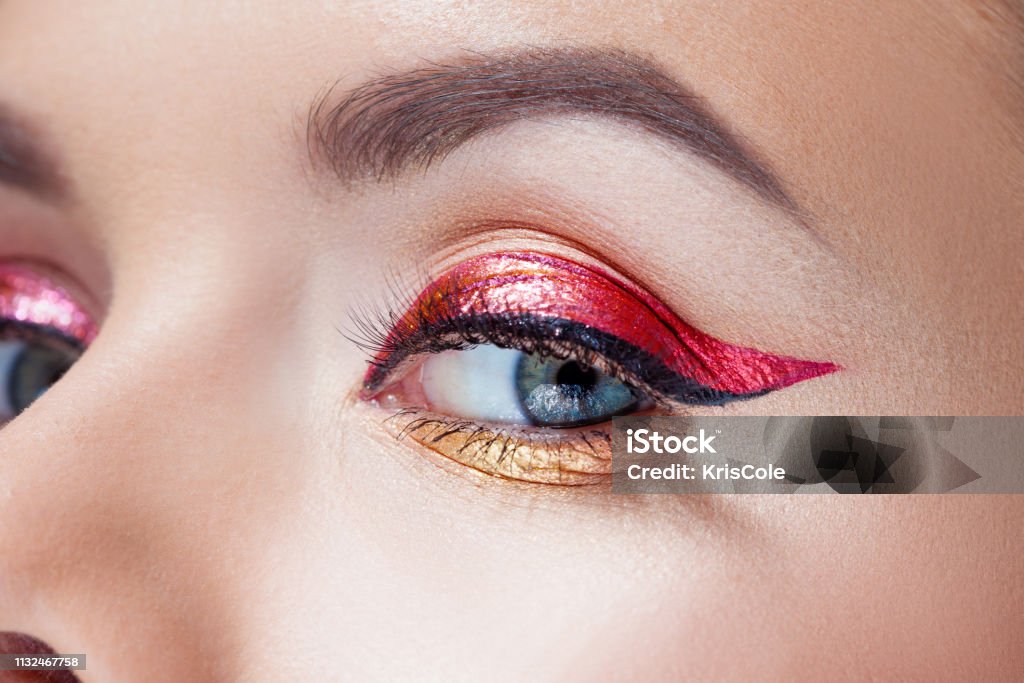 Increíble Maquillaje De Ojos Brillantes En La Flecha Roja De Lujo Tonos Brillantes Rojos Y Dorados Sombra De Ojos Foto de stock y más banco de imágenes de Relumbrante