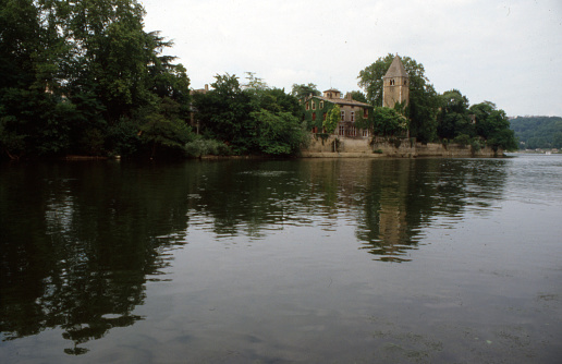 This island is located north of Lyon, in the ninth arrondissement. It is a protected and pedestrian island where there are some houses, a church and a large restaurant