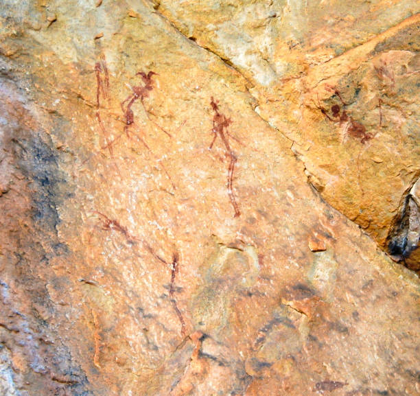 piedra arenisca con bosquimanos alias san pueblo pinturas rupestres en el valle de makhaleng cerca de malealea, mafeteng, lesotho - cave painting rock africa bushmen fotografías e imágenes de stock