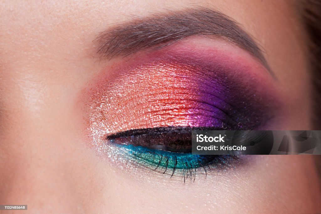  Maquillaje De Ojos Brillantes Color Rosado Y Azul Sombra De Ojos Coloreada Foto de stock y más banco de imágenes de Adulto