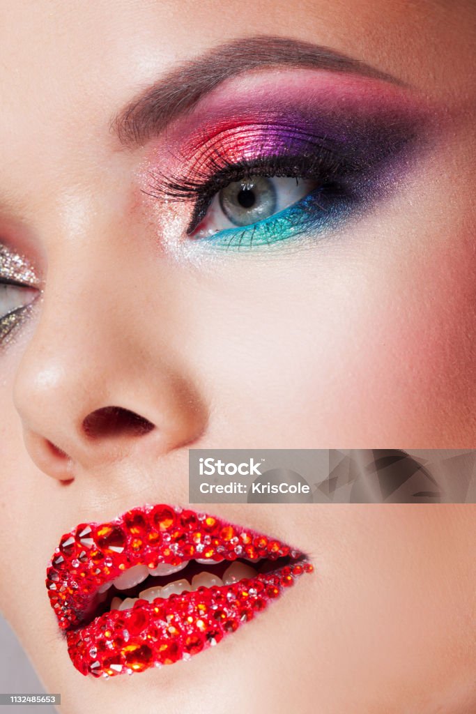  Maquillaje De Ojos Brillantes Y Labios Rojos En Pedrería Color Rosado Y Azul Sombra De Ojos Coloreada Foto de stock y más banco de imágenes de Adulto